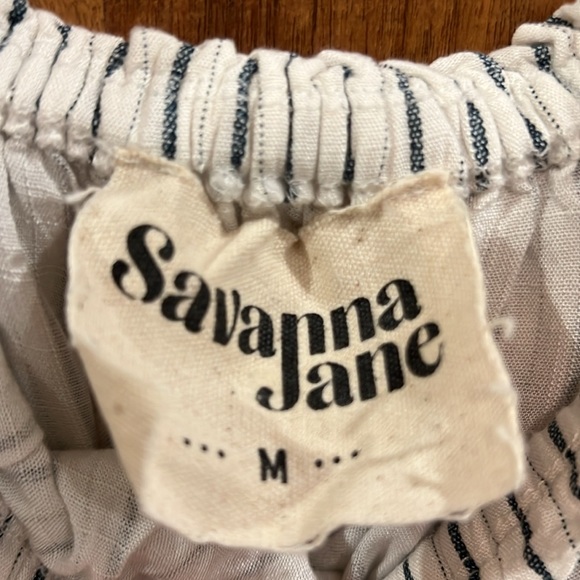 Off shoulder embroidered top by Savannah Jane size medium - Picture 2 of 3